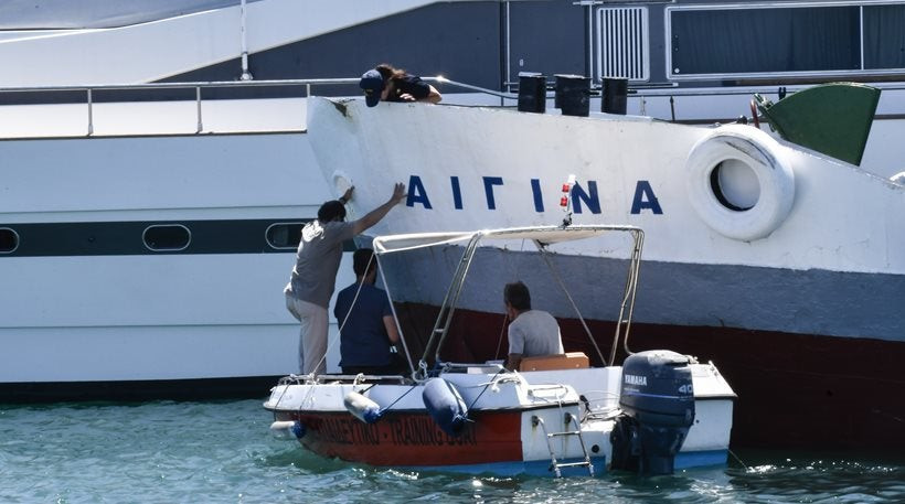 Ελεύθεροι αφέθηκαν πλοίαρχος και ναύτης της υδροφόρας «Αίγινα»